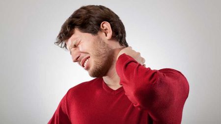 علائم گردن درد و راه‌های درمان درد گردن و گرفتگی